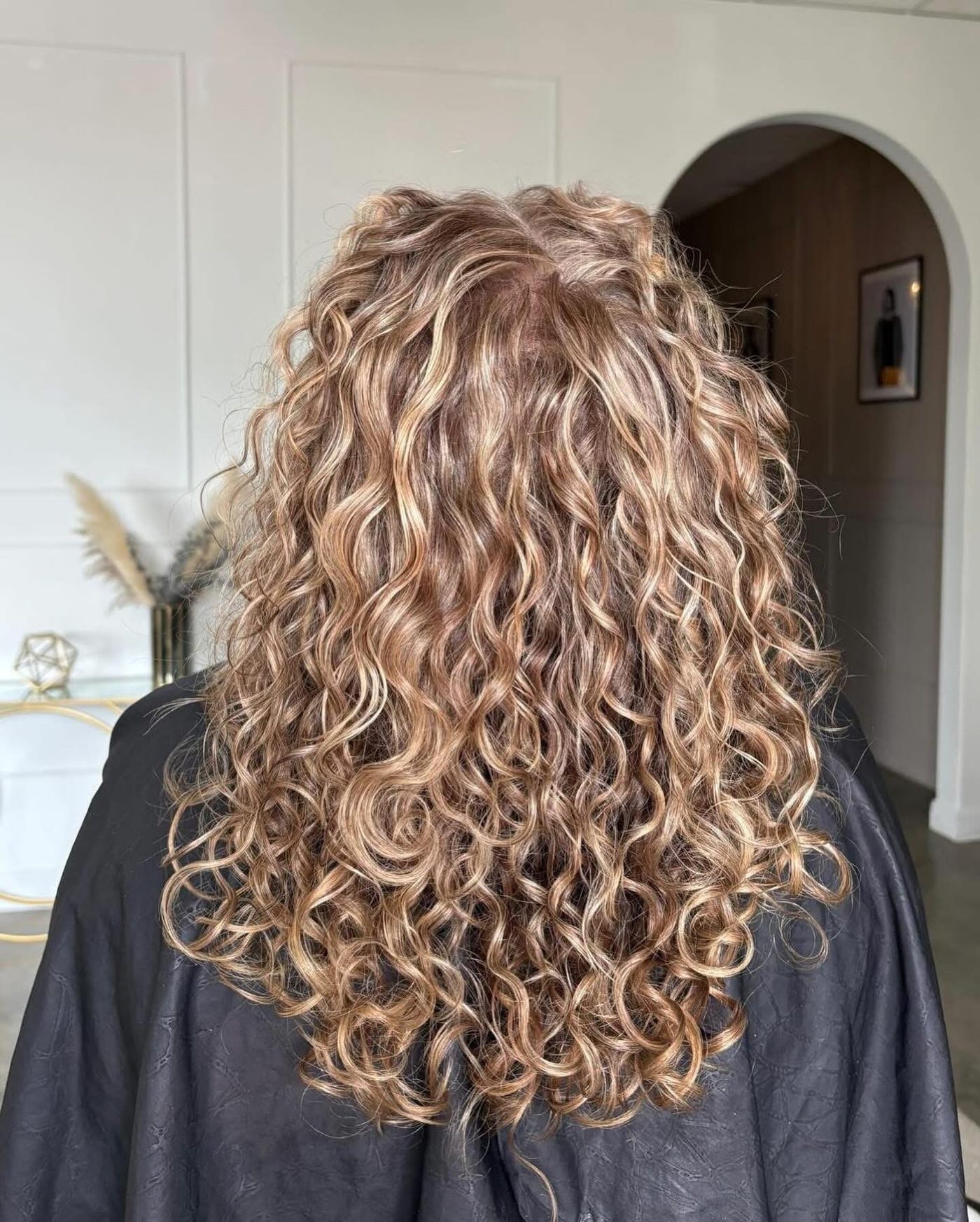 Defined curls with golden highlights